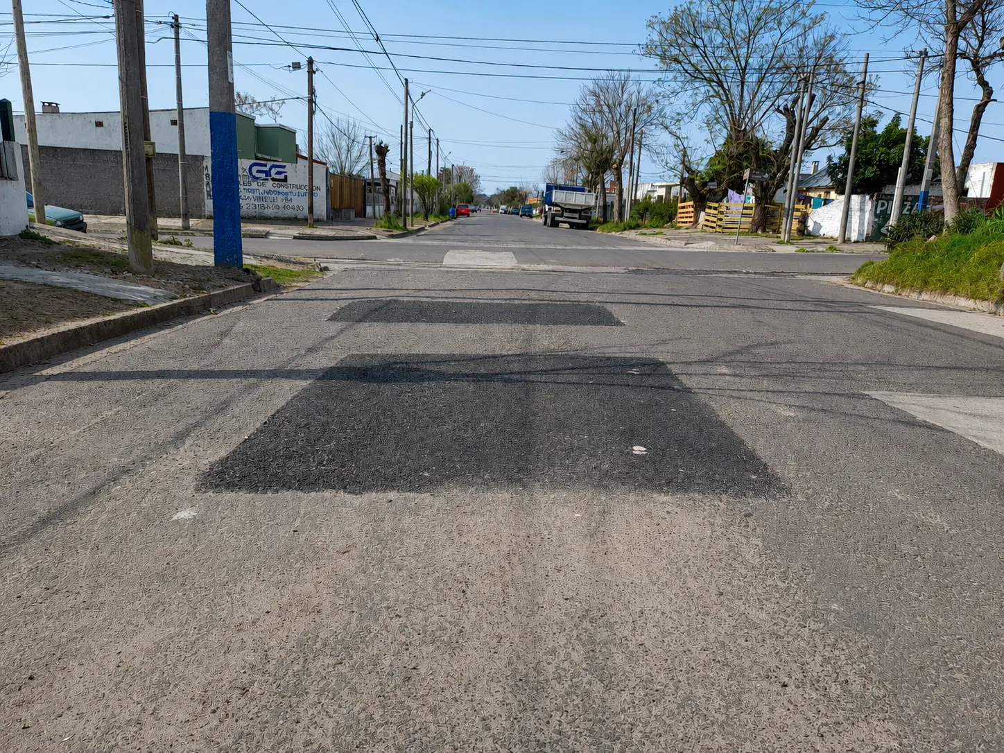 Tramos de calle reparados y terminados con asfalto frío